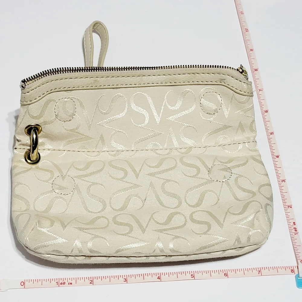 NWOT Ivory Brocade Wristlet Clutch